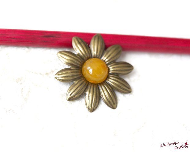 Brosa cu floare de agat galben