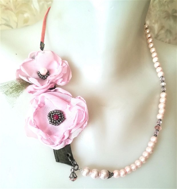 colier roz pal cu flori  perle si cristale