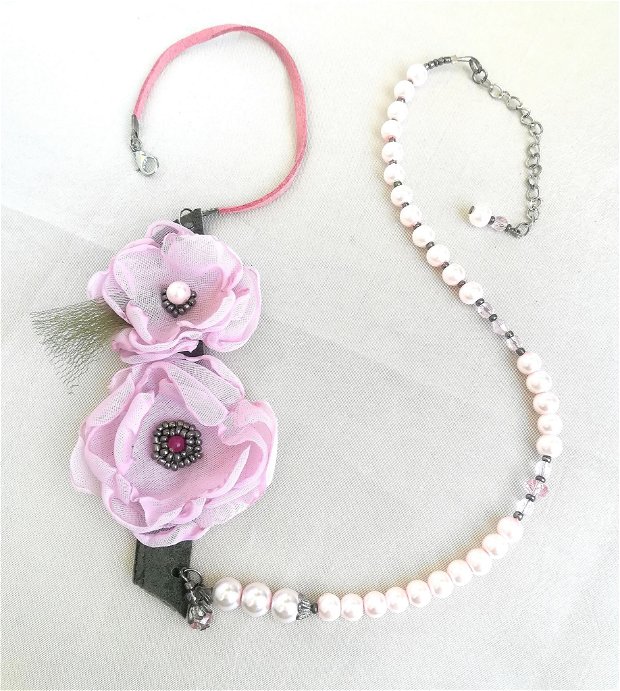 colier roz pal cu flori  perle si cristale