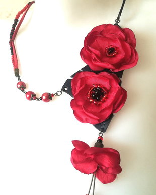 Colier floral rosu si negru