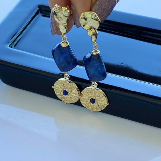 Cercei lungi cu lapis lazuli si perle de cultura electroplacate auriu