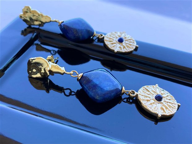 Cercei lungi cu lapis lazuli si perle de cultura electroplacate auriu