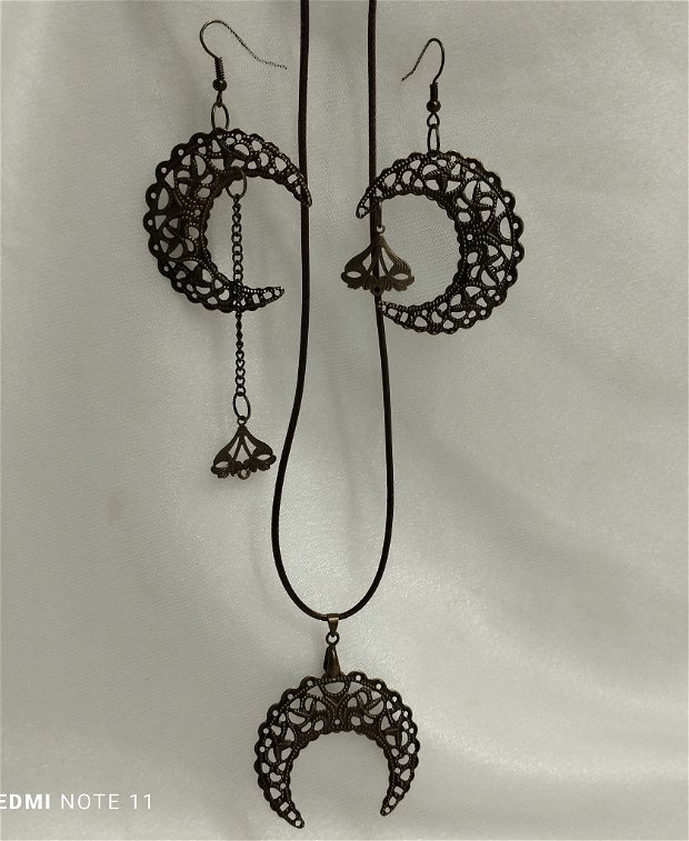 Set bijuterii handmade cu cercei asimetrici -luna