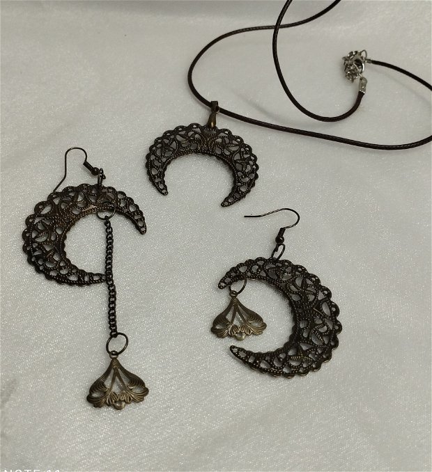 Set bijuterii handmade cu cercei asimetrici -luna