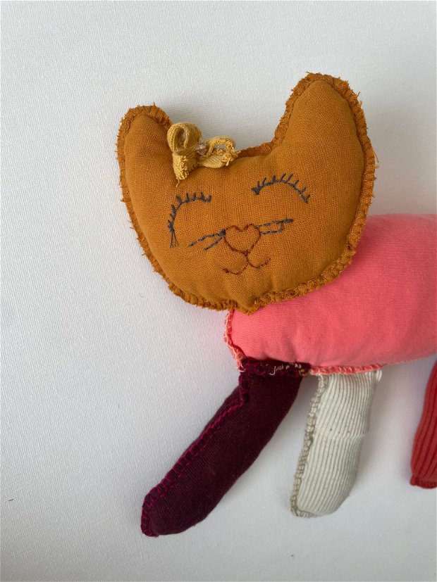 Jucarie pisicuta. Jucarie eco, hand made,Pisicuta textila, cusuta de mana, jucarie din materiale reciclate