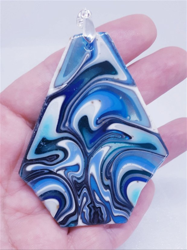 Pandantiv unicat, cu tema marina, pentagonal, din sticla fuzionata in degradeuri albastre