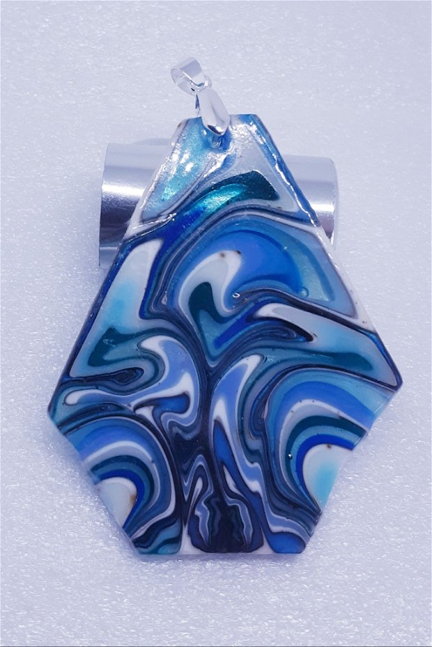 Pandantiv unicat, cu tema marina, pentagonal, din sticla fuzionata in degradeuri albastre