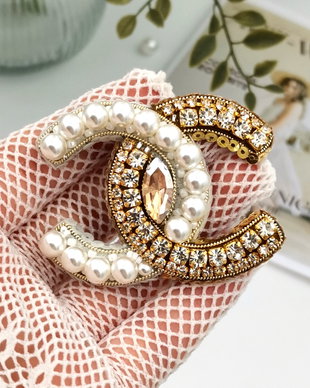 Rezervat Broșa - Chanel Pearls and Gold crystals