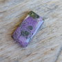 Cabochon stichtit/atlantisit, 23x12x6.5 mm