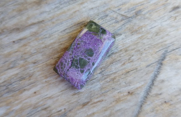 Cabochon stichtit/atlantisit, 23x12x6.5 mm