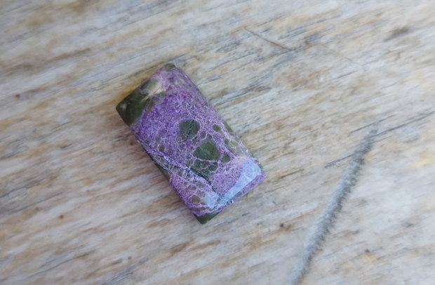 Cabochon stichtit/atlantisit, 23x12x6.5 mm