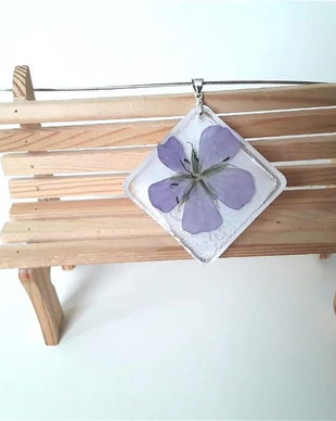 Colier cu pandantiv statement in forma de romb cu floare naturala mov sigilata in rasina