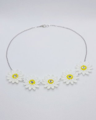 Colier la baza gatului cu margarete crosetate si rhinestone