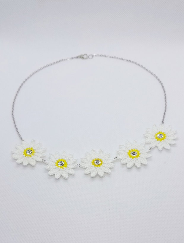 Colier la baza gatului cu margarete crosetate si rhinestone