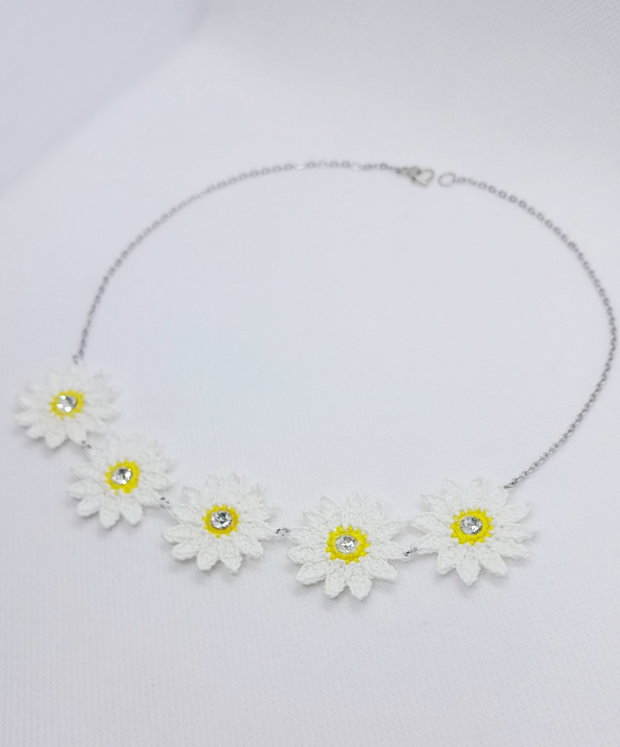 Colier la baza gatului cu margarete crosetate si rhinestone