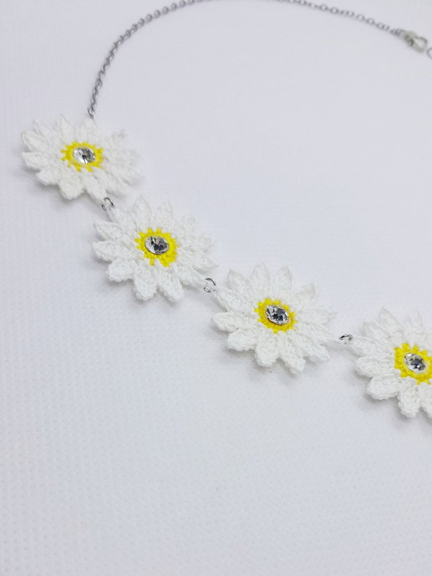Colier la baza gatului cu margarete crosetate si rhinestone