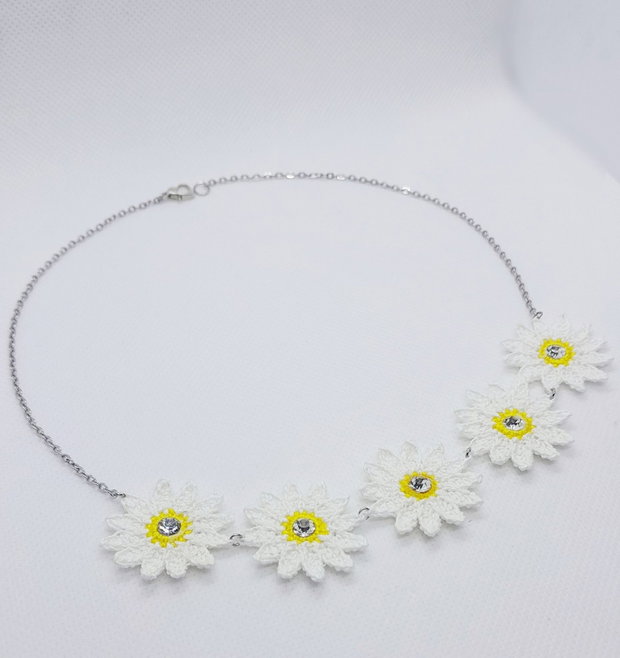 Colier la baza gatului cu margarete crosetate si rhinestone