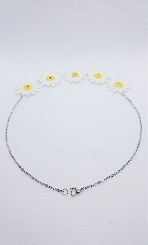 Colier la baza gatului cu margarete crosetate si rhinestone