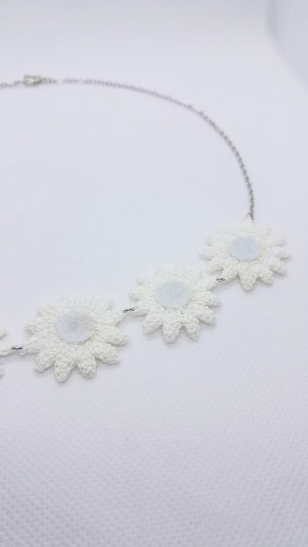 Colier la baza gatului cu margarete crosetate si rhinestone