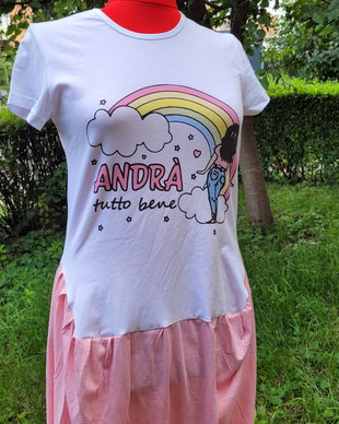 Rochie andra tutto bene accanto all'arcobaleno