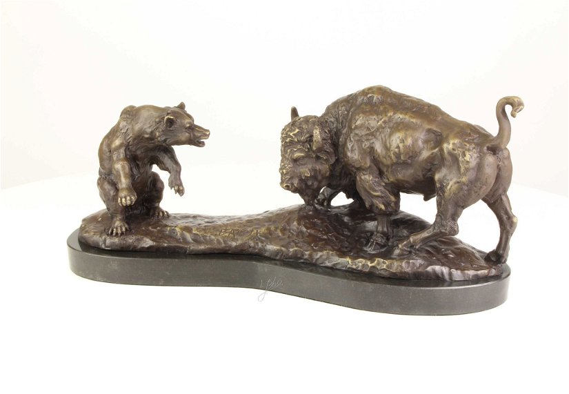 Taur cu ursul-statueta din bronz cu un soclu din marmura