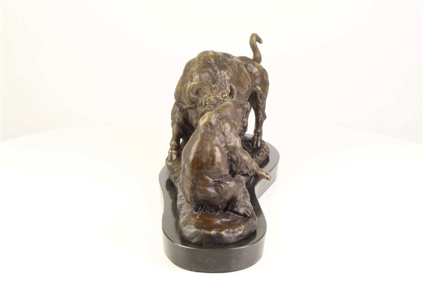 Taur cu ursul-statueta din bronz cu un soclu din marmura