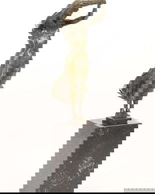 Doamna de aur-statueta din bronz pe un soclu din marmura