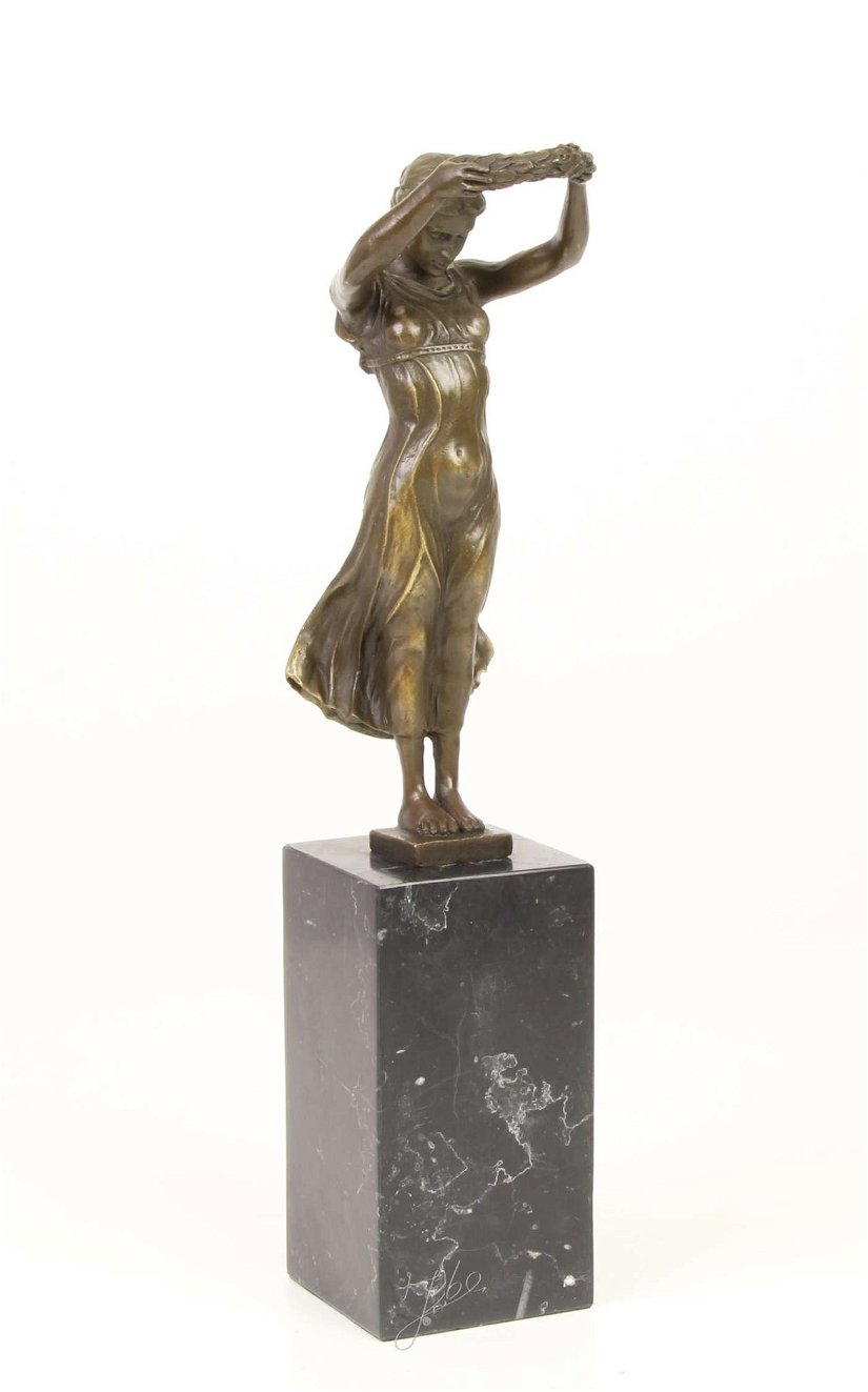 Doamna de aur-statueta din bronz pe un soclu din marmura