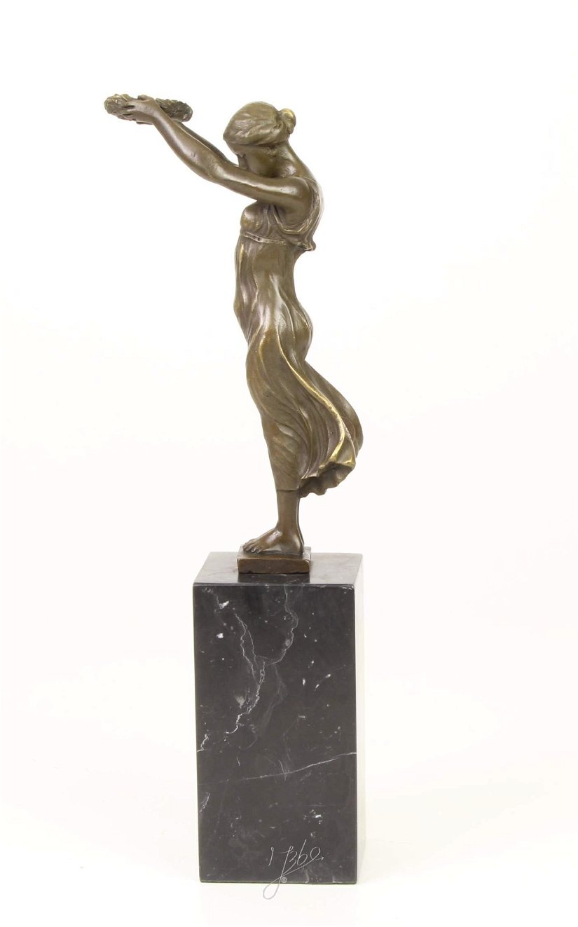 Doamna de aur-statueta din bronz pe un soclu din marmura