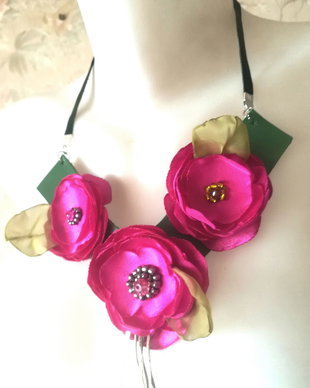 Colier buchet de flori ciclam in V