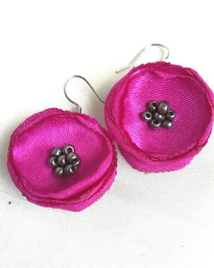 cercei flori ciclam fucsia