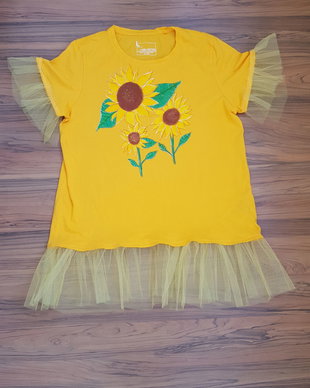 Tricou pictat manual cu floarea soarelui/tricou floarea soarelui cu aplicatii de tulle
