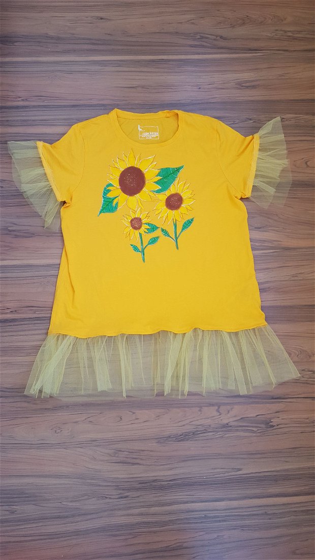 Tricou pictat manual cu floarea soarelui/tricou floarea soarelui cu aplicatii de tulle