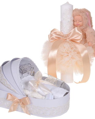 Lumanare botez cu iepuras pufos si trusou botez in landou, decor dantela Ivoire