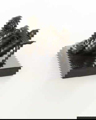 Femeie inclinata- statueta erotica din bronz pe un soclu din marmura