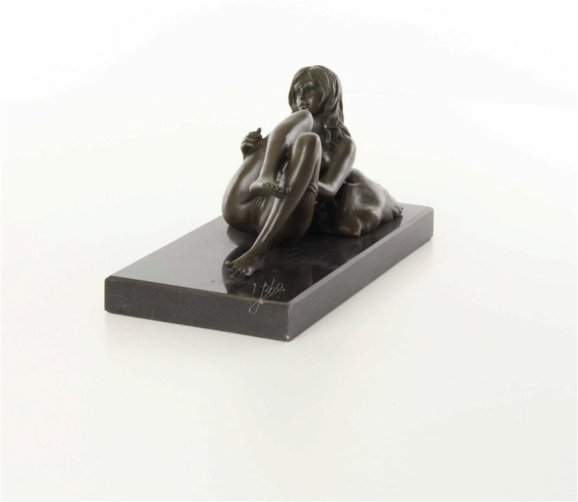 Femeie inclinata- statueta erotica din bronz pe un soclu din marmura