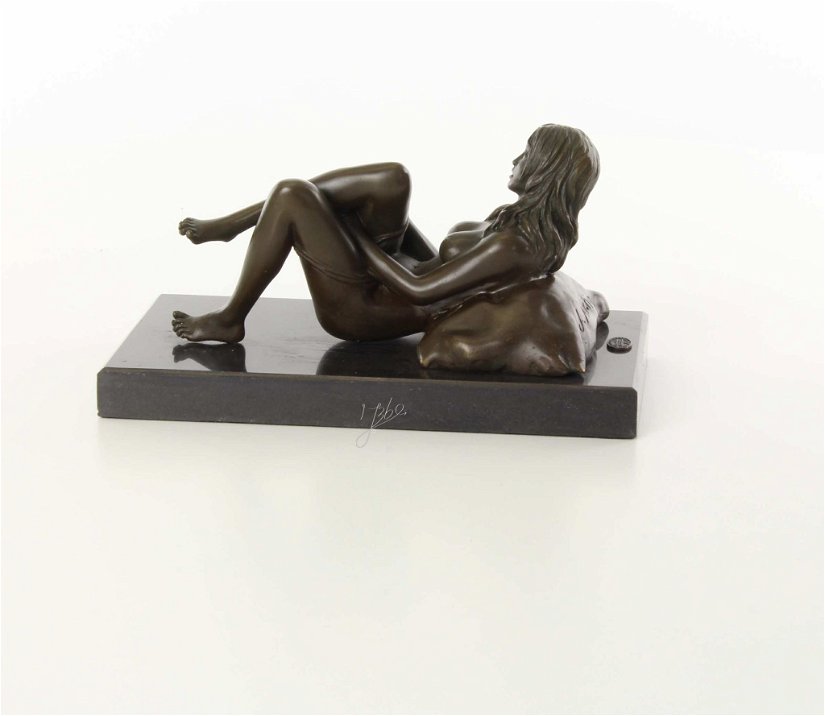 Femeie inclinata- statueta erotica din bronz pe un soclu din marmura