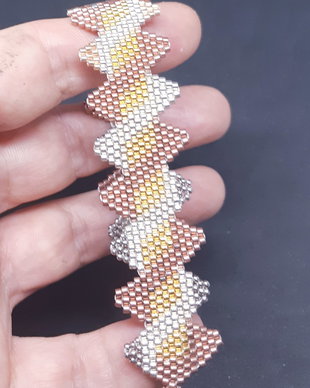 Bratara tip manseta, tesuta in model geometric, din margele japoneze metalice argintii, aurii si culoarea cuprului