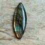 Cabochon labradorit, 47x18x7 mm