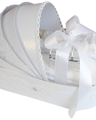 Trusou botez landou, trusou botez elegant decorat cu dantela si fundite, decor Alb