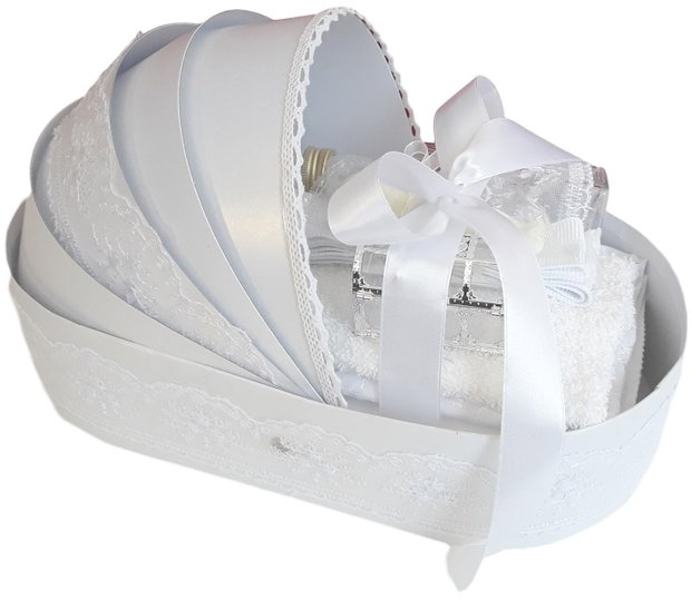 Trusou botez landou, trusou botez elegant decorat cu dantela si fundite, decor Alb