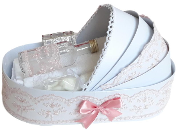 Trusou botez landou, trusou botez elegant decorat cu dantela si fundite, decor Roz prafuit