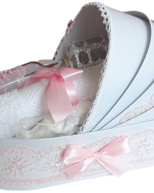 Trusou botez landou, trusou botez elegant decorat cu dantela si fundite, decor Roz