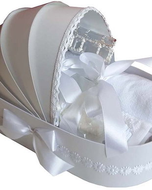 Trusou botez landou, trusou botez elegant decorat cu dantela si fundite, decor Alb floricele