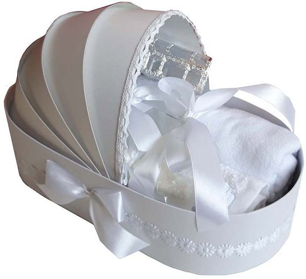 Trusou botez landou, trusou botez elegant decorat cu dantela si fundite, decor Alb floricele