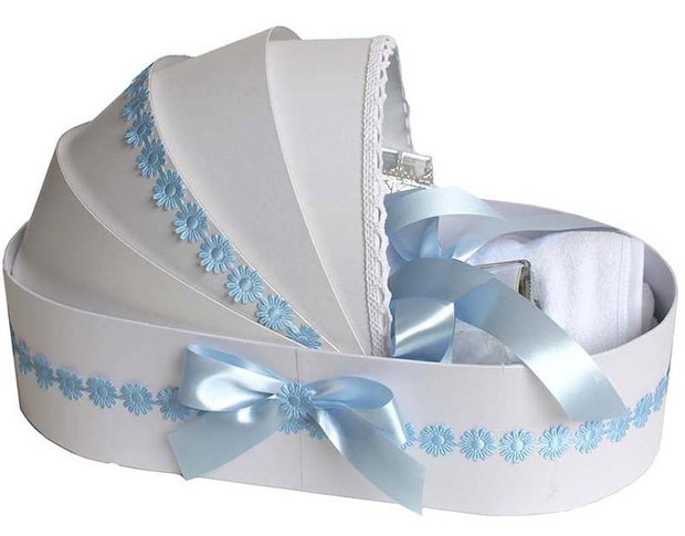 Trusou botez complet landou, trusou botez elegant decorat cu dantela si fundite, decor Bleu floricele