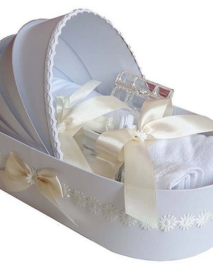 Trusou botez complet landou, trusou botez elegant decorat cu dantela si fundite, decor Crem ivoire floricele