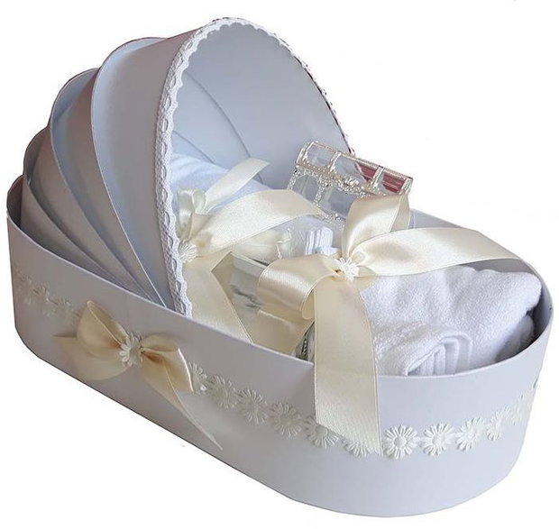 Trusou botez complet landou, trusou botez elegant decorat cu dantela si fundite, decor Crem ivoire floricele