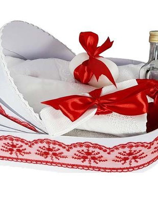 Trusou botez complet landou, trusou botez elegant decorat cu dantela si fundite, decor Rosu