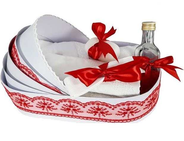 Trusou botez complet landou, trusou botez elegant decorat cu dantela si fundite, decor Rosu